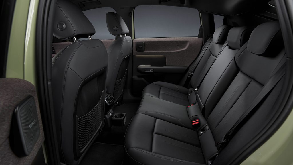Colour: pistachio green, studio static photo, interior, second seating row, fabric-covered surface softwrap and Sonos speaker