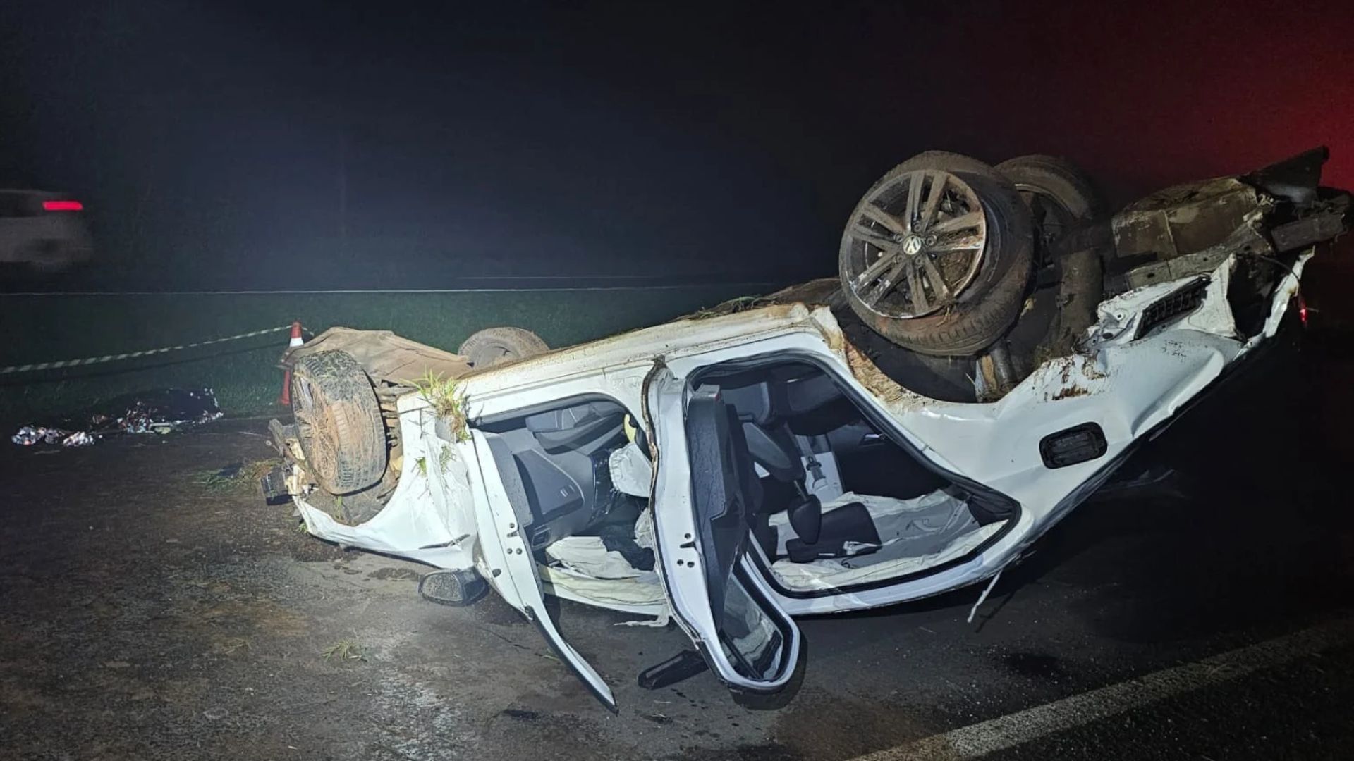 Motorista morre após carro capotar na BR-376, em Maringá