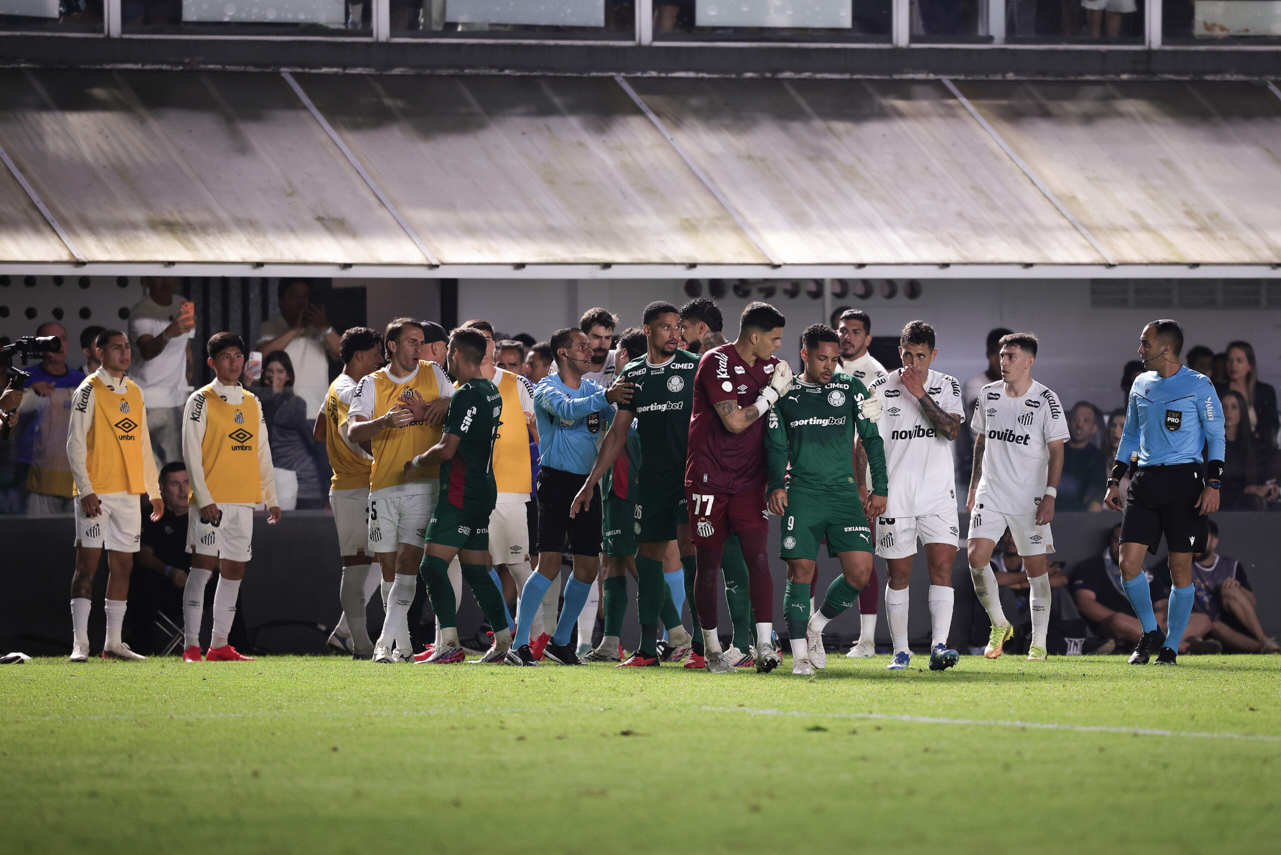 Vitor Roque rasga colete de reserva do Santos em confusão
