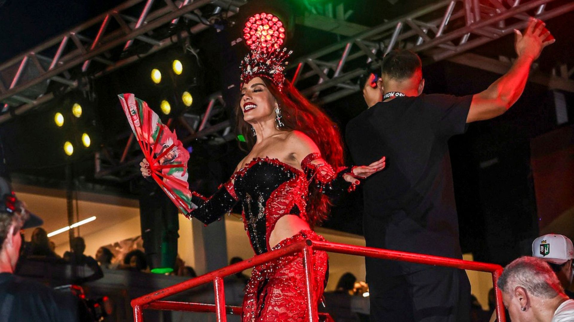 Anitta fala após coroação como rainha de bateria da Grande Rio: 'Honra'