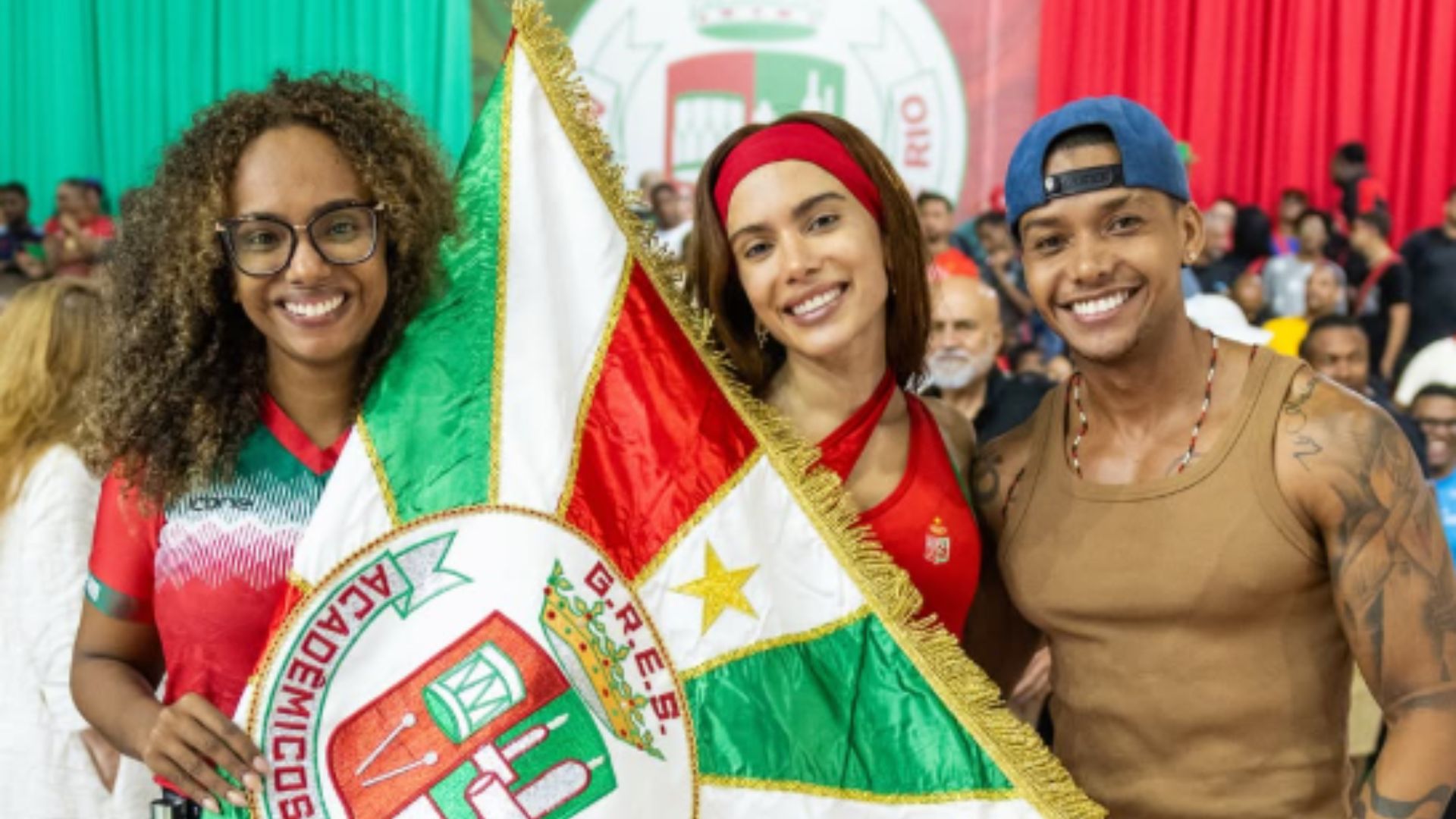 Anitta mostra samba no pé em 1º evento como rainha de bateria da Grande Rio