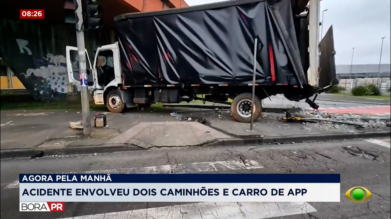 Carreta bate em veículos parados e bloqueia Linha Verde, em Curitiba