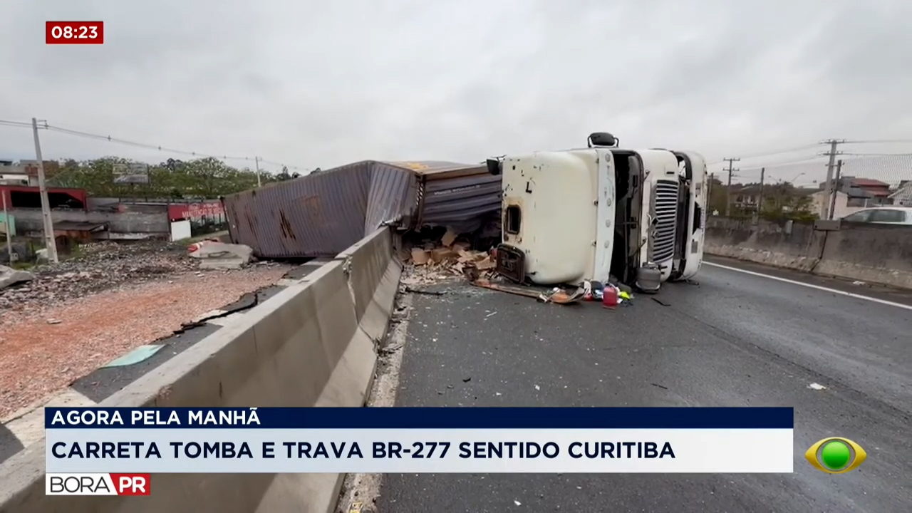 Caminhão tomba na BR-277 em Curitiba após manobra brusca