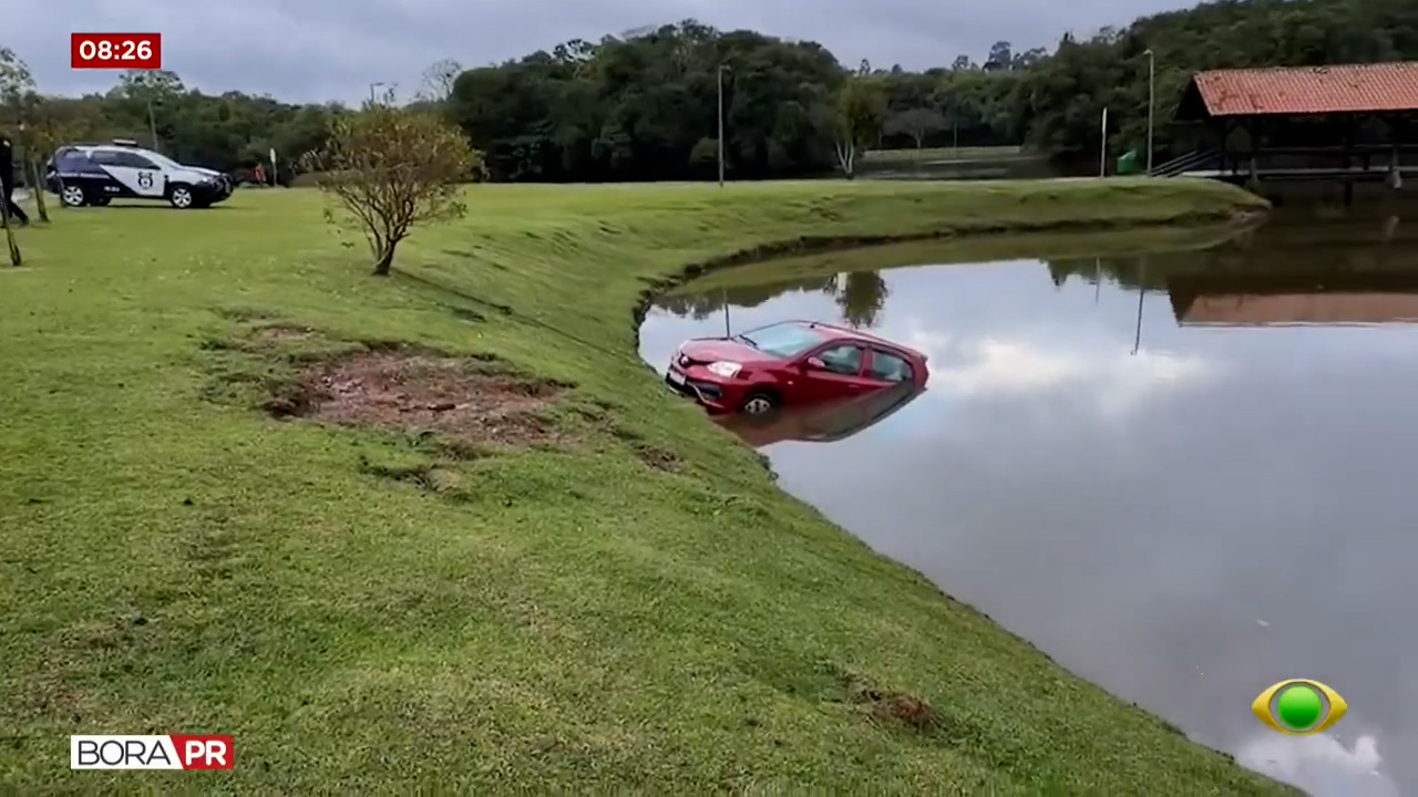 Motorista perde controle e carro cai em lago do Parque Tingui, em Curitiba