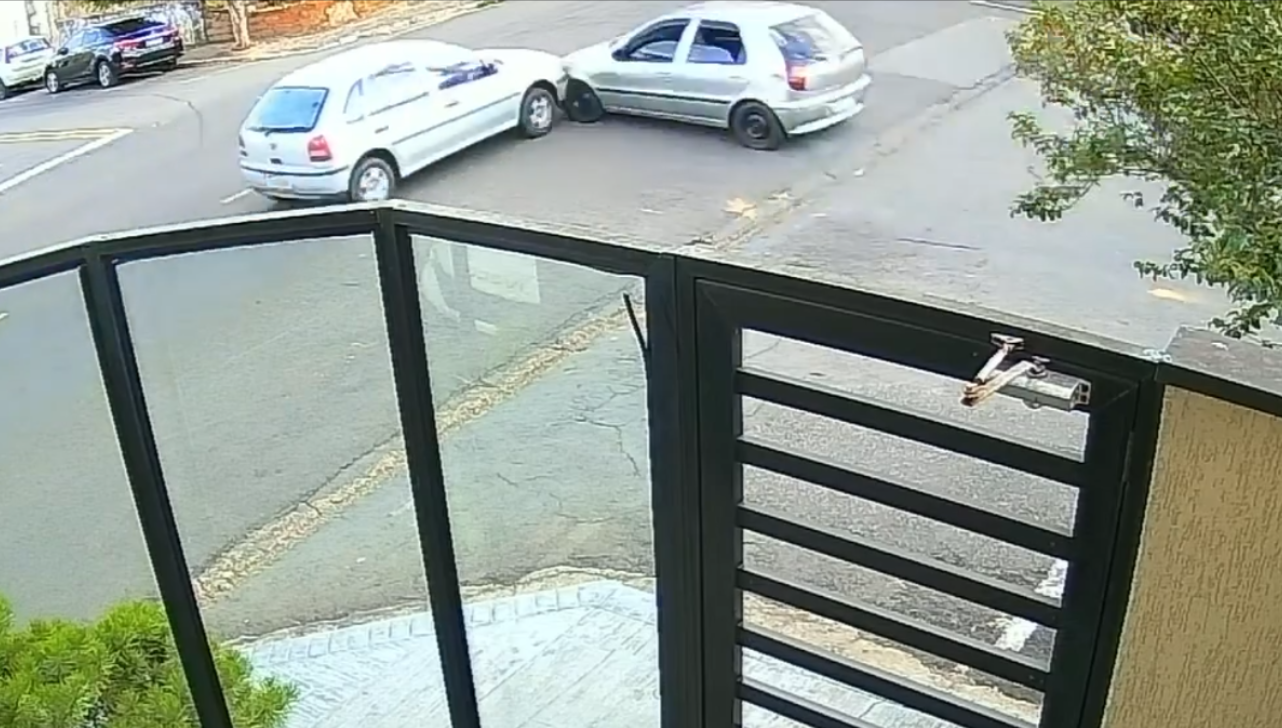 VÍDEO: colisão em cruzamento Centro de Nova Odessa deixa homem ferido