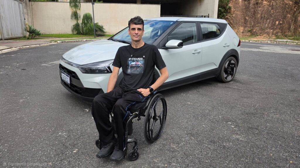 Alessandro Fernandes, cadeirante e criador do canal Sam Sobre Rodas, especializado em informações sobre carros para pessoas com deficiência