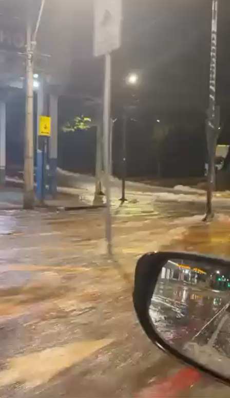 Rompimento de tubulação da Copasa alaga rua e forma cratera em bairro de BH