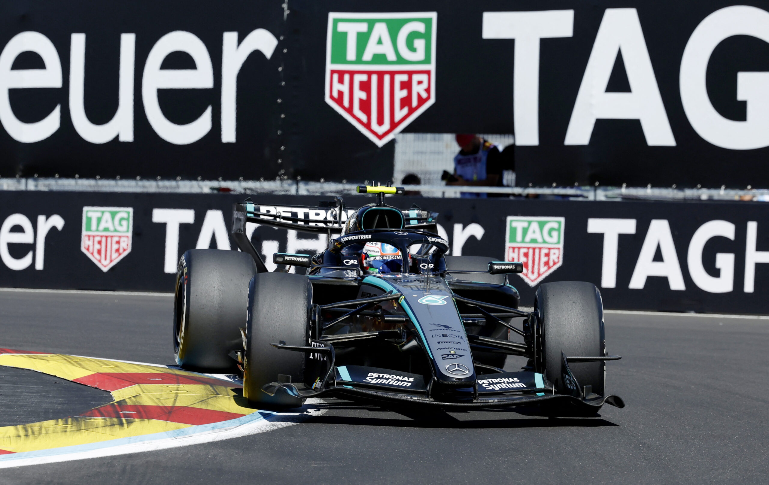 Antonelli segura Verstappen e vence GP da Espanha; Bortoleto é 13º
