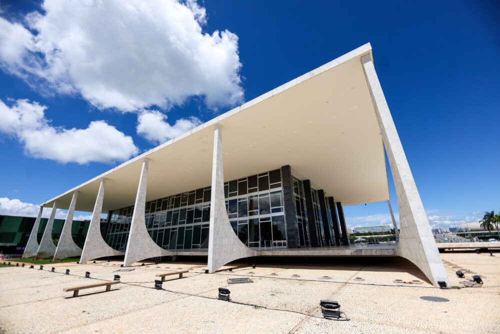 Crise no STF: manobra processual e bate-boca marcam sessão extraórdinaria