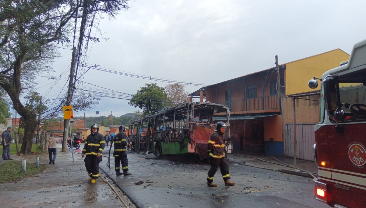 Ônibus pega fogo e motorista é hospitalizado em Campinas