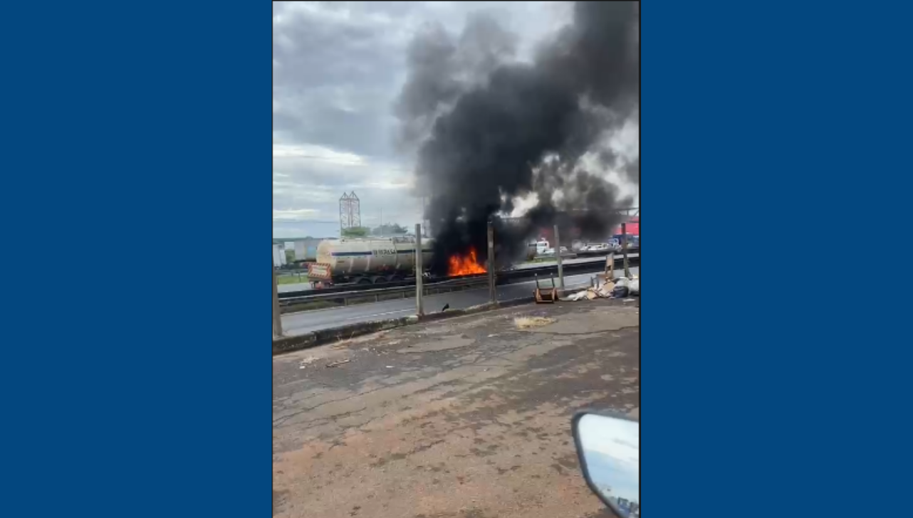 Caminhão-tanque carregado de etanol pega fogo e gera lentidão na Anhanguera