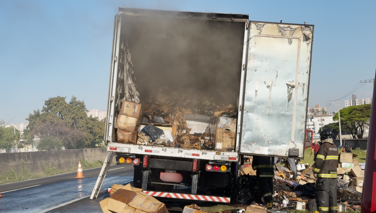 Incêndio em carga de caminhão provoca lentidão na SP-304, em Americana