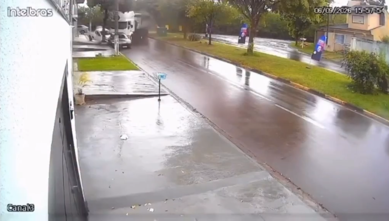 VÍDEO: caminhão bate em muro de casa e atinge 3 veículos em Paulínia
