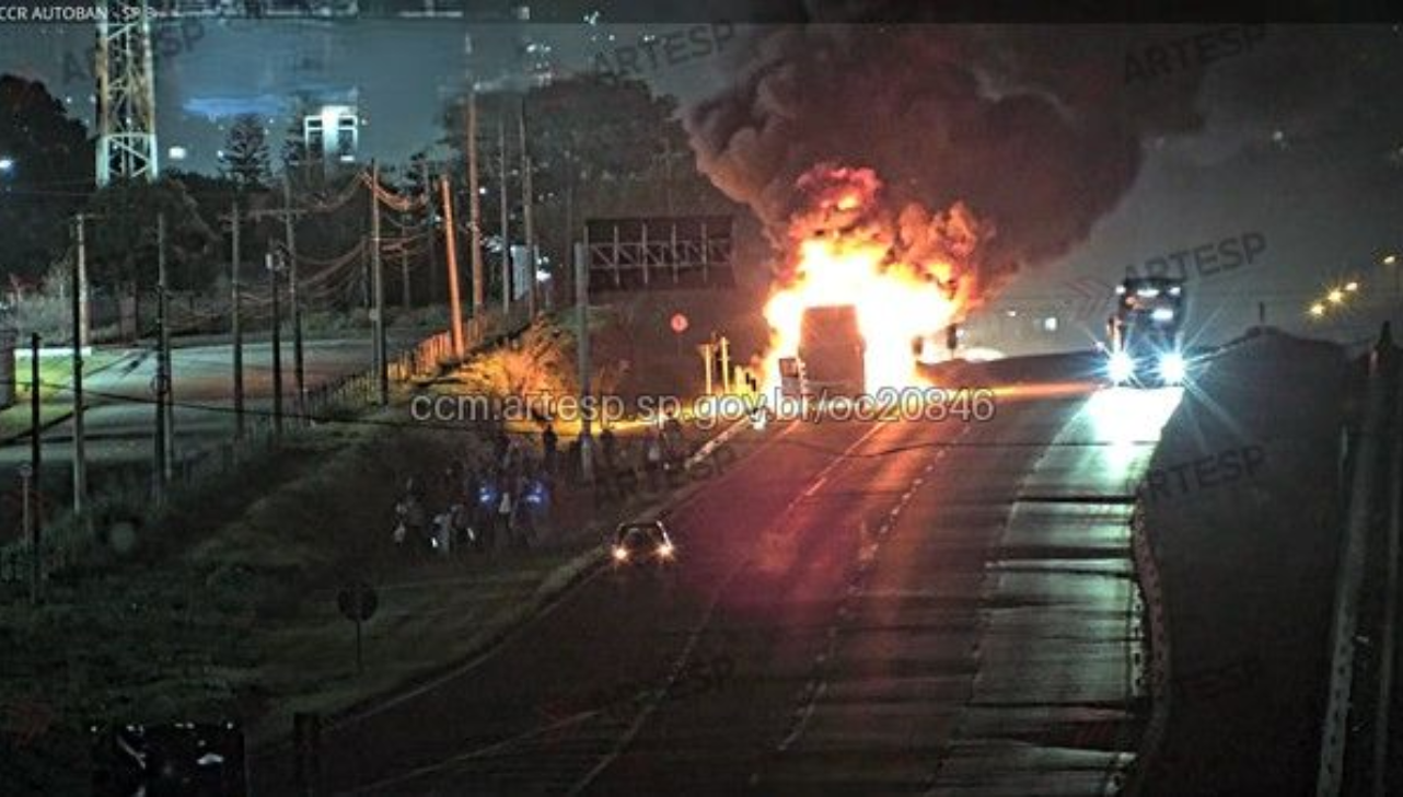 Ônibus com 54 pessoas pega fogo na Rodovia Anhanguera, em Limeira