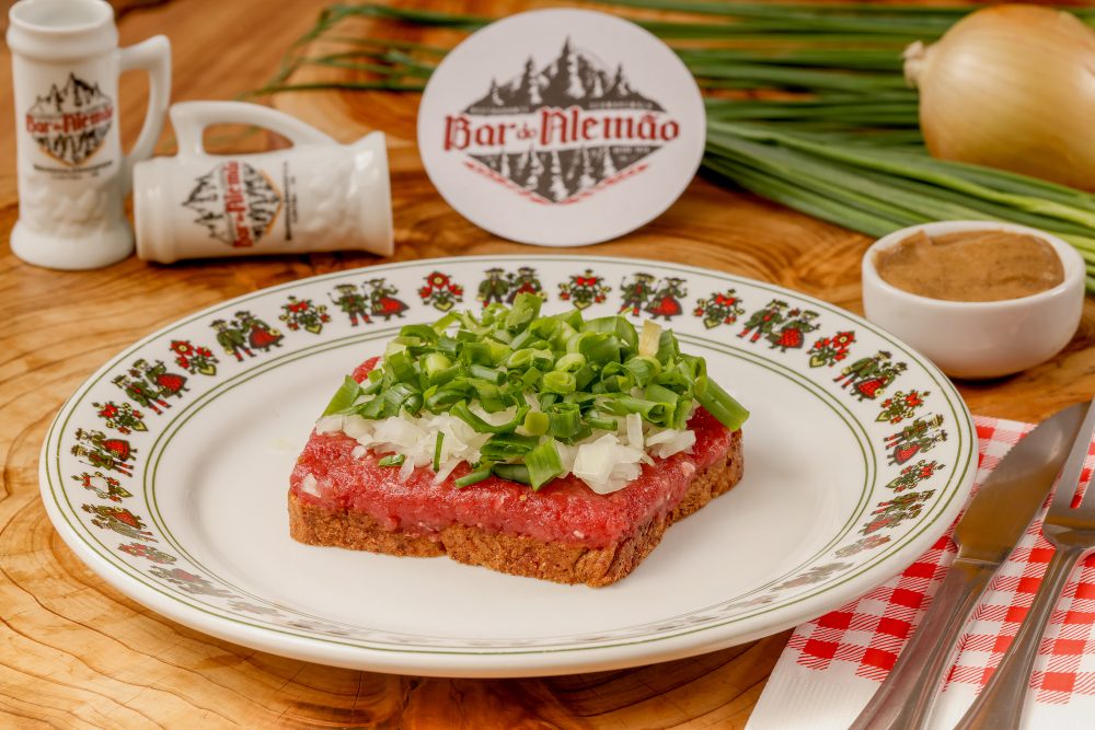 Referência visual de carne de onça curitibana sobre broa de centeio