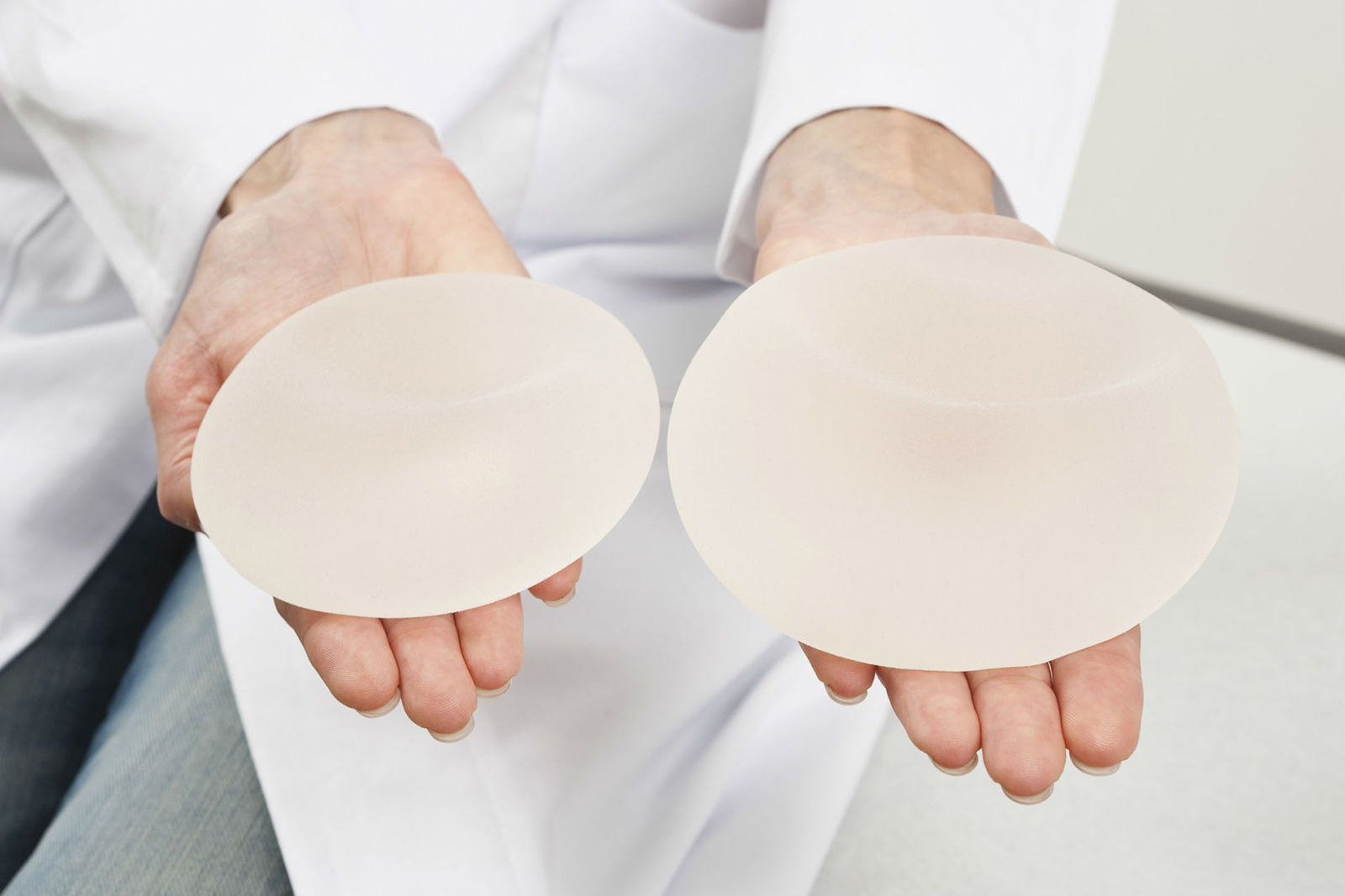 Prótese de Silicone: Vida útil de 10 a 15 anos não significa troca automática