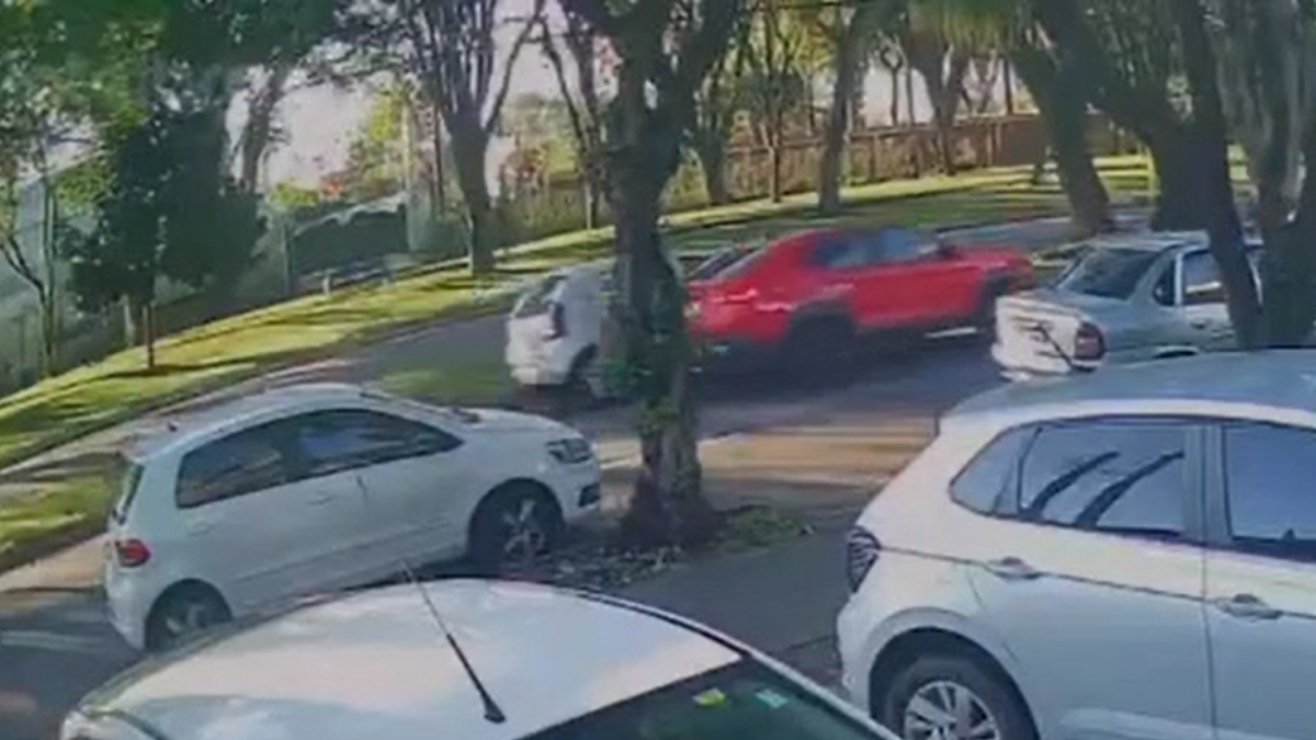 Vídeo mostra momento em que carro capota após colisão em São José