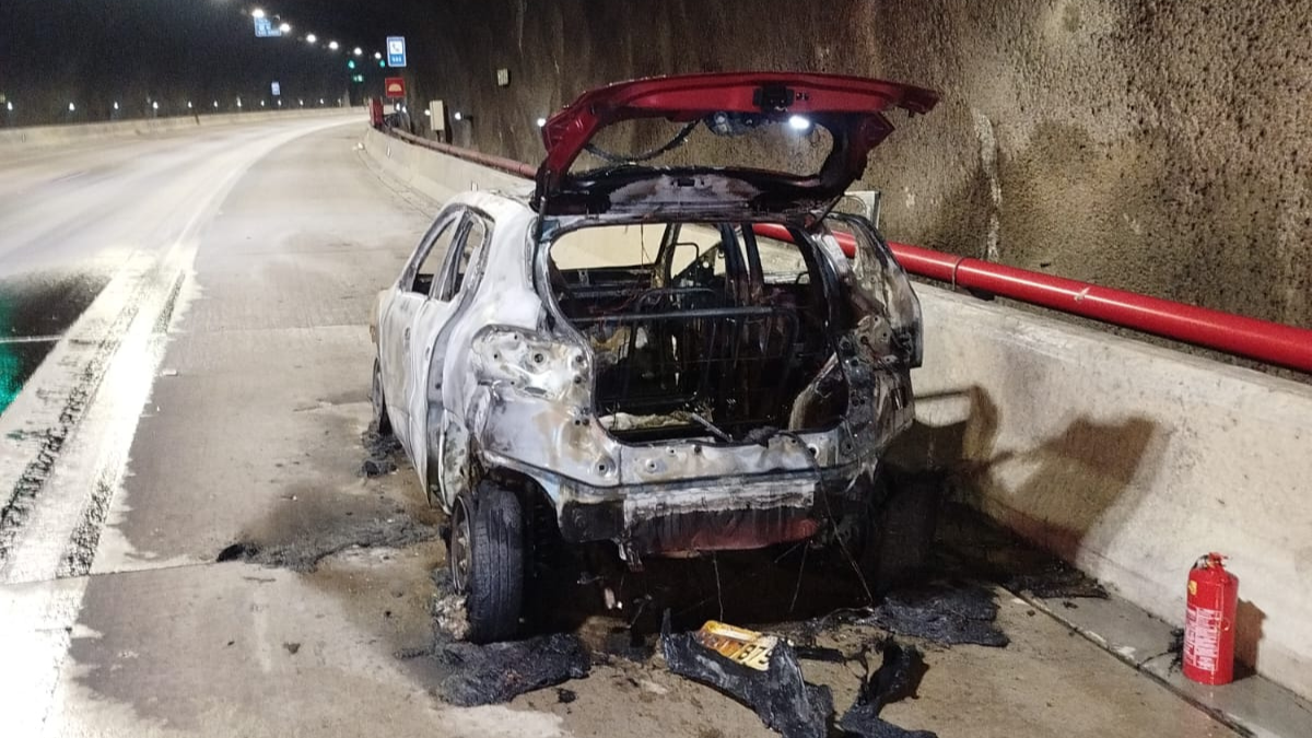 Carro pega fogo dentro de túnel da Tamoios em Caraguatatuba