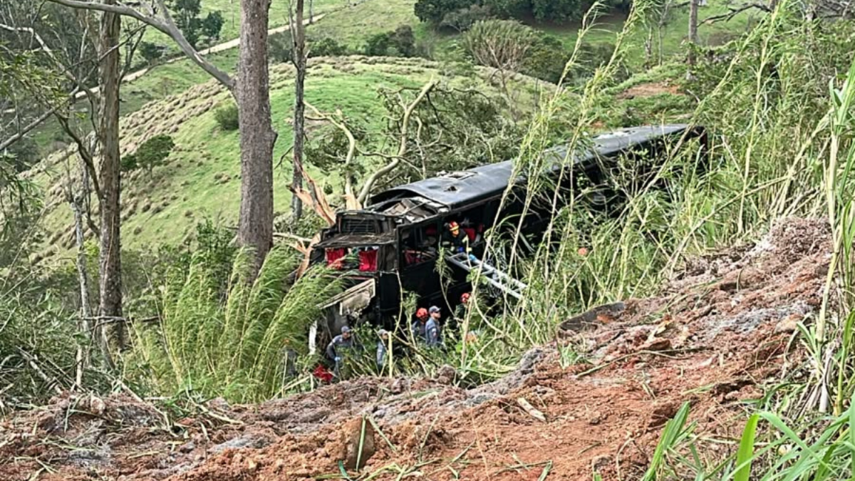 Cruzeiro inicia operação para remover ônibus caído na ribanceira