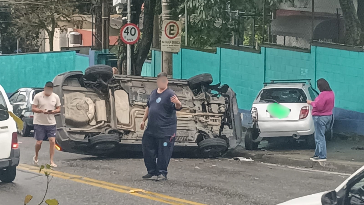 Jovem fica ferido após capotamento em Jacareí