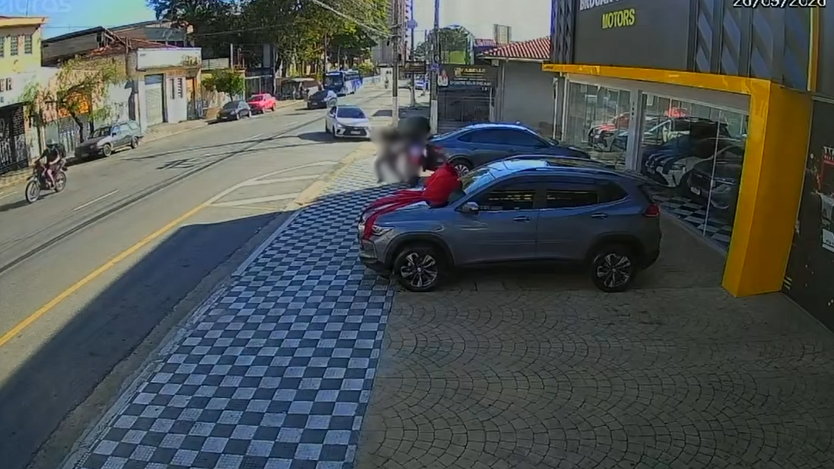 Mulher é atropelada na calçada e fica ferida em Jacareí