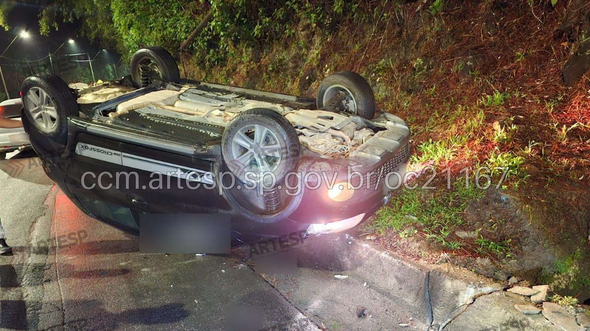 Carro capota após acidente na Tamoios em Paraibuna