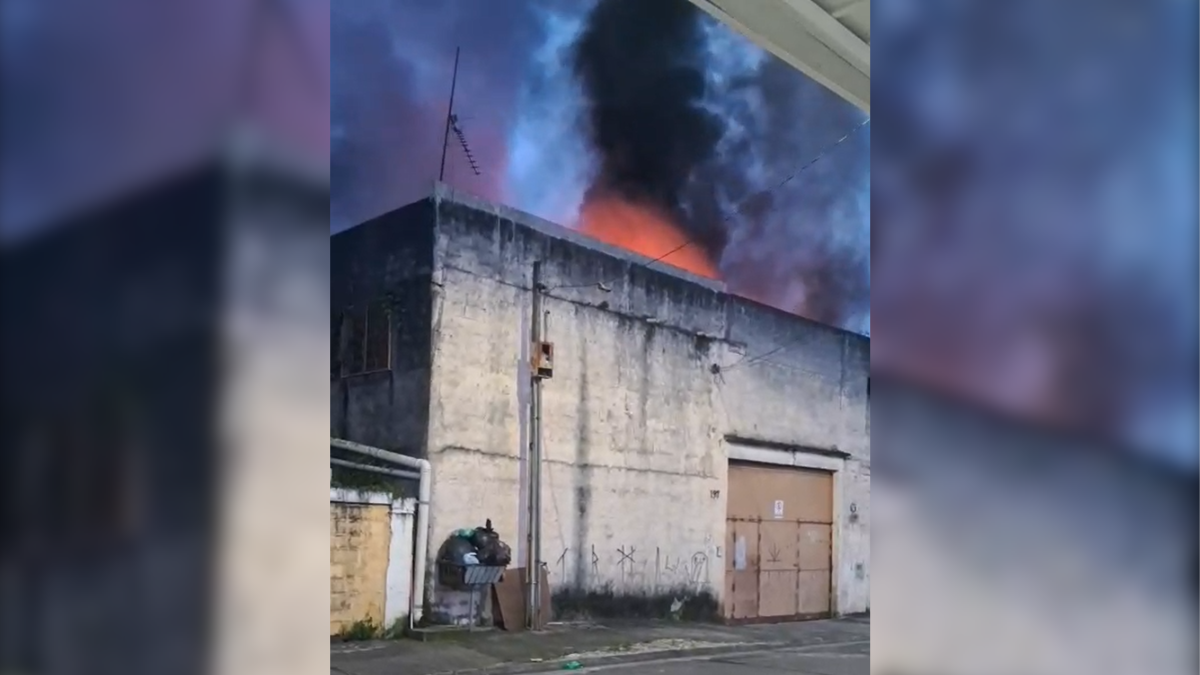 Incêndio atinge fábrica de papel e veículo em Jacareí; não houve vítimas