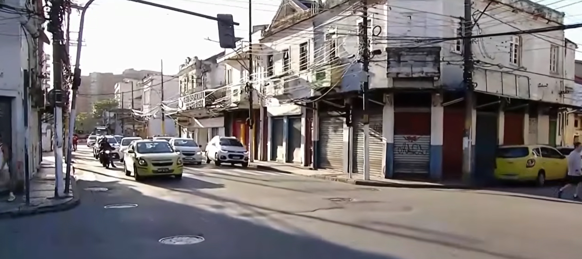 Toque de recolher imposto pelo crime fecha comércio no Rio de Janeiro