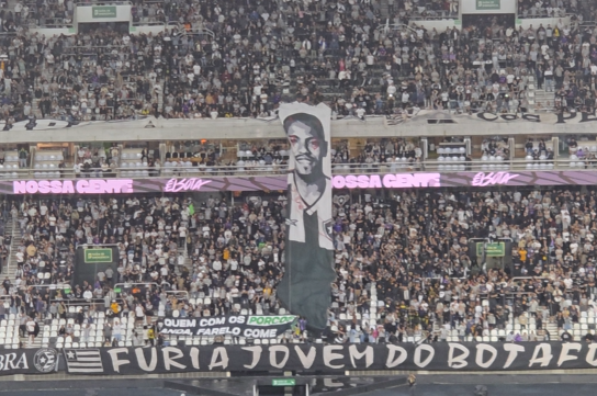 Torcida do Botafogo rasga bandeira em protesto contra Marlon Freitas