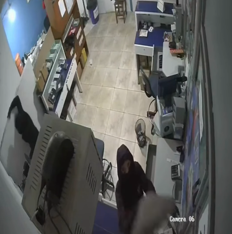 Imagens flagram criminosos tentando arrombar cofre de lotérica