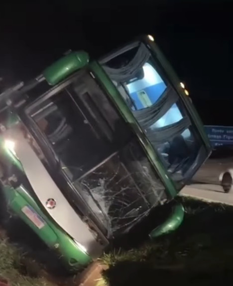 Ônibus com 36 pessoas tomba ao cair em canaleta na BR-381
