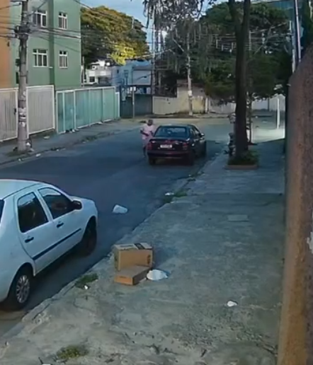 Câmeras de seguranças registram furto de carro de pessoa com deficiência