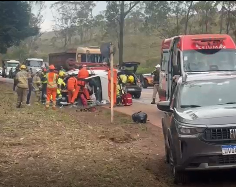 Acidente entre dois carros deixa uma pessoa morta e três feridas na BR-356