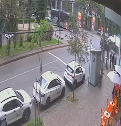 Caminhão avança sinal vermelho de cruzamento e bate em carro em BH