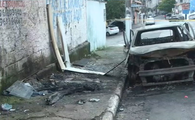 Corpo é achado carbonizado e sem as mãos dentro de carro abandonado em SP
