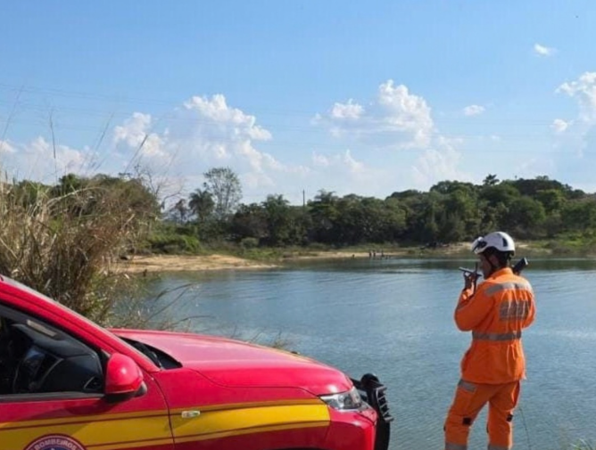 Meninas são socorridas por banhistas após se afogarem em uma lagoa