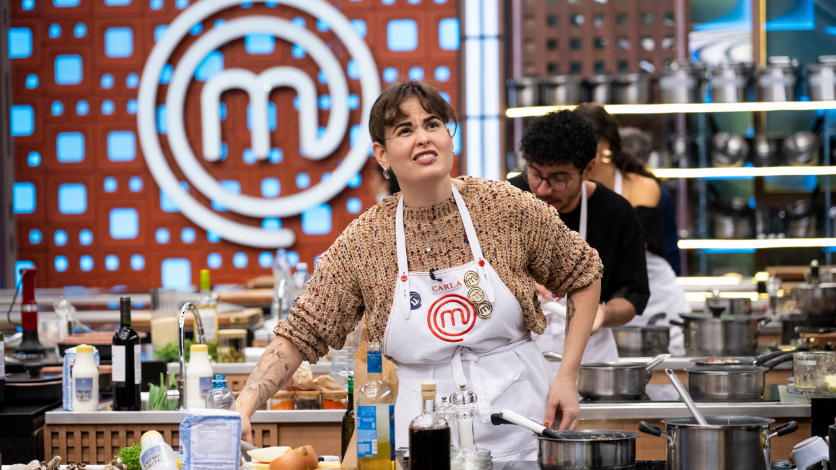 Carla provoca após ser esnobada por rivais no MasterChef: "Me acham forte?"