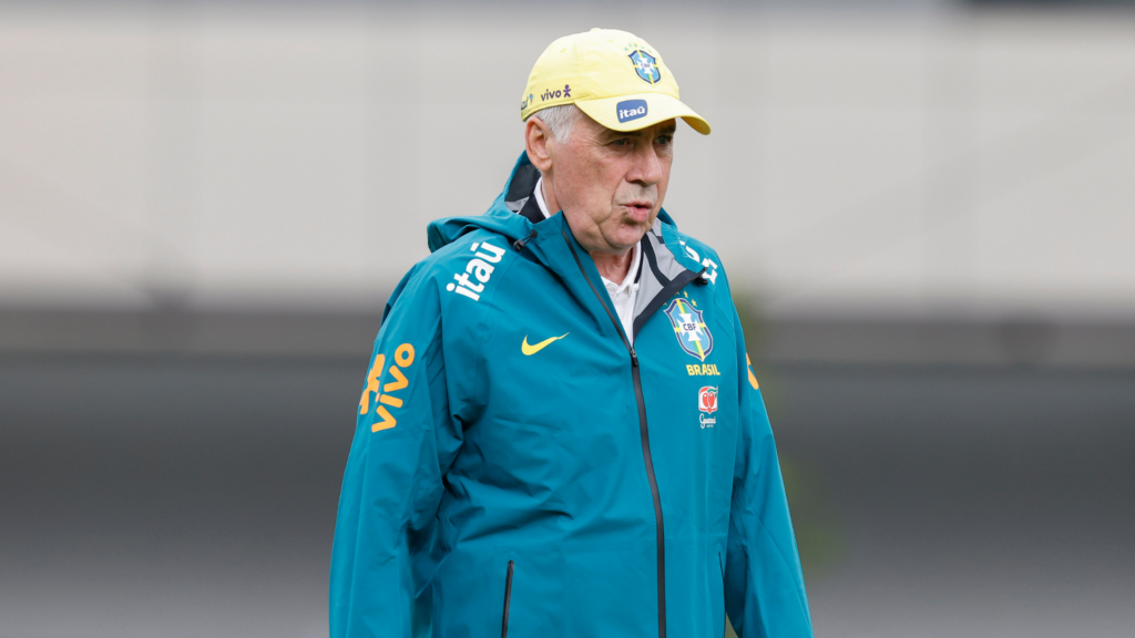 Carlo Ancelotti durante treina da Seleção Brasileira