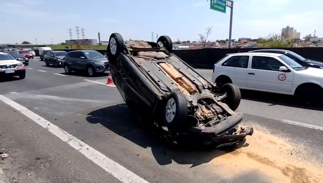 Motorista abandona carro capotado na Avenida Prestes Maia, em Campinas