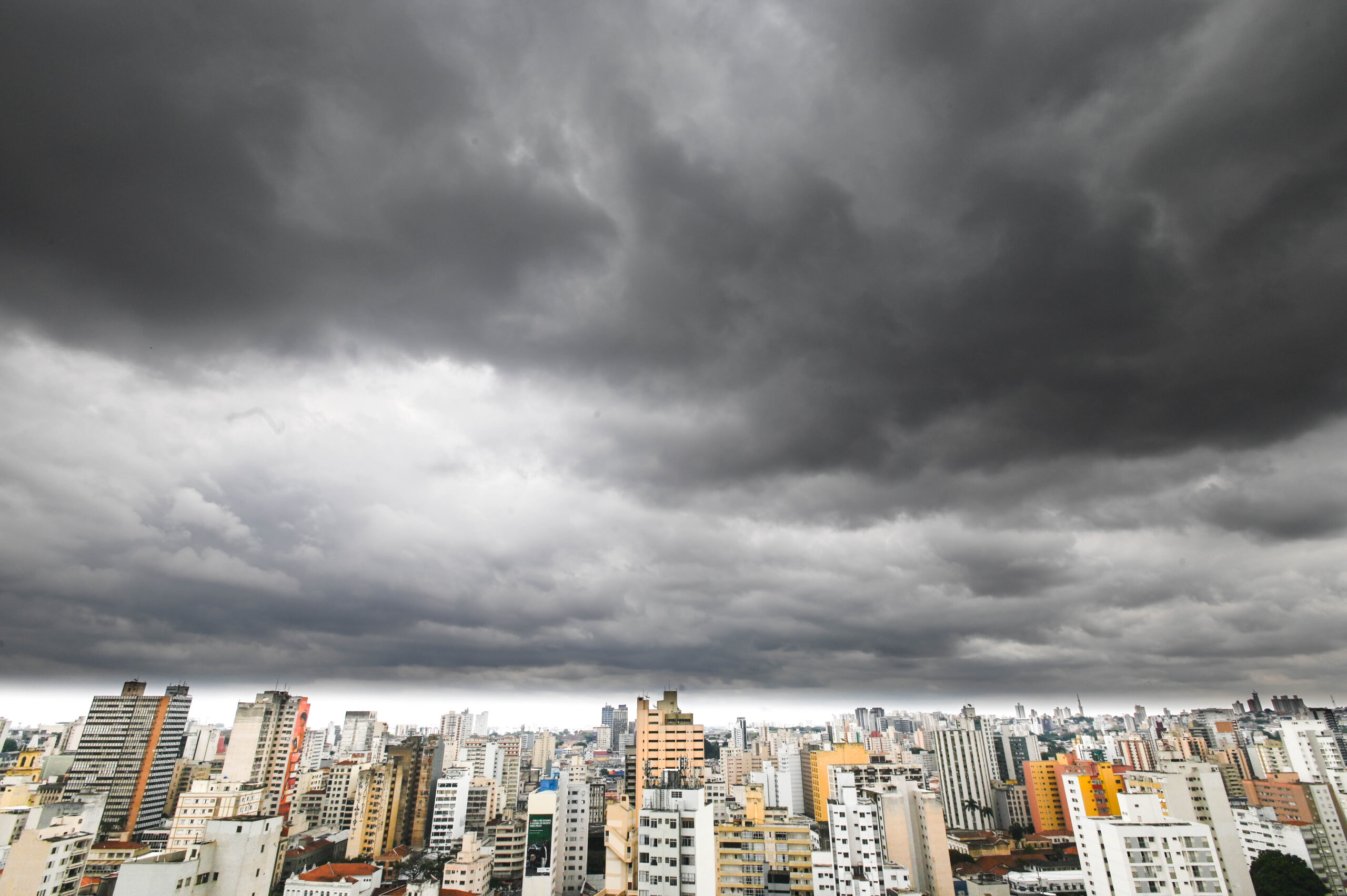Chuvas afetam mais de 12 mil pessoas em 58 cidades do Paraná; três mortos