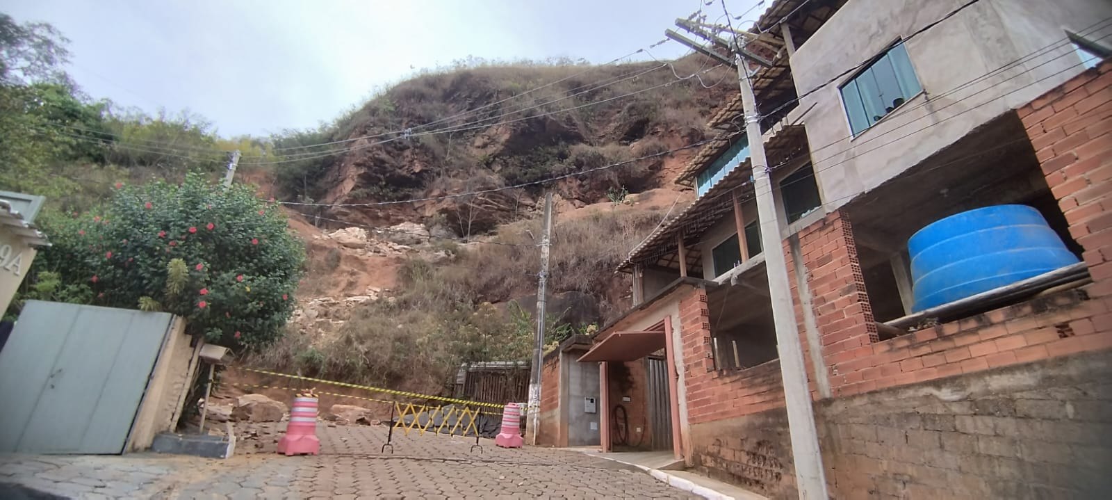 Moradores deixam casas após queda de rochas; bombeiros identificam o perigo