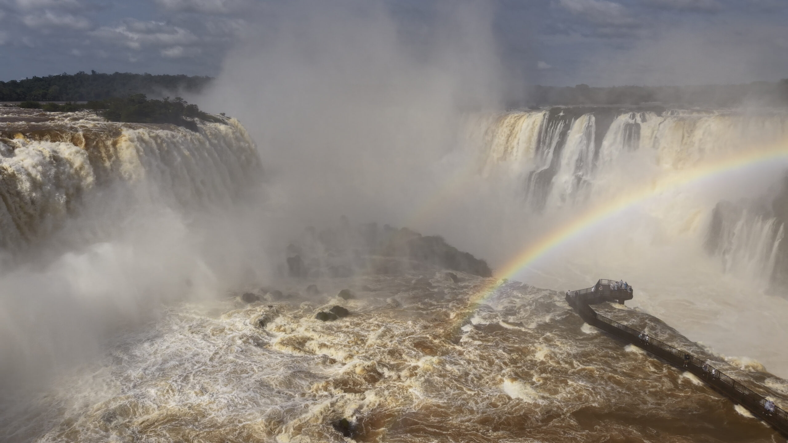 Foz do Iguaçu: passarela das Cataratas é interditada por alta vazão