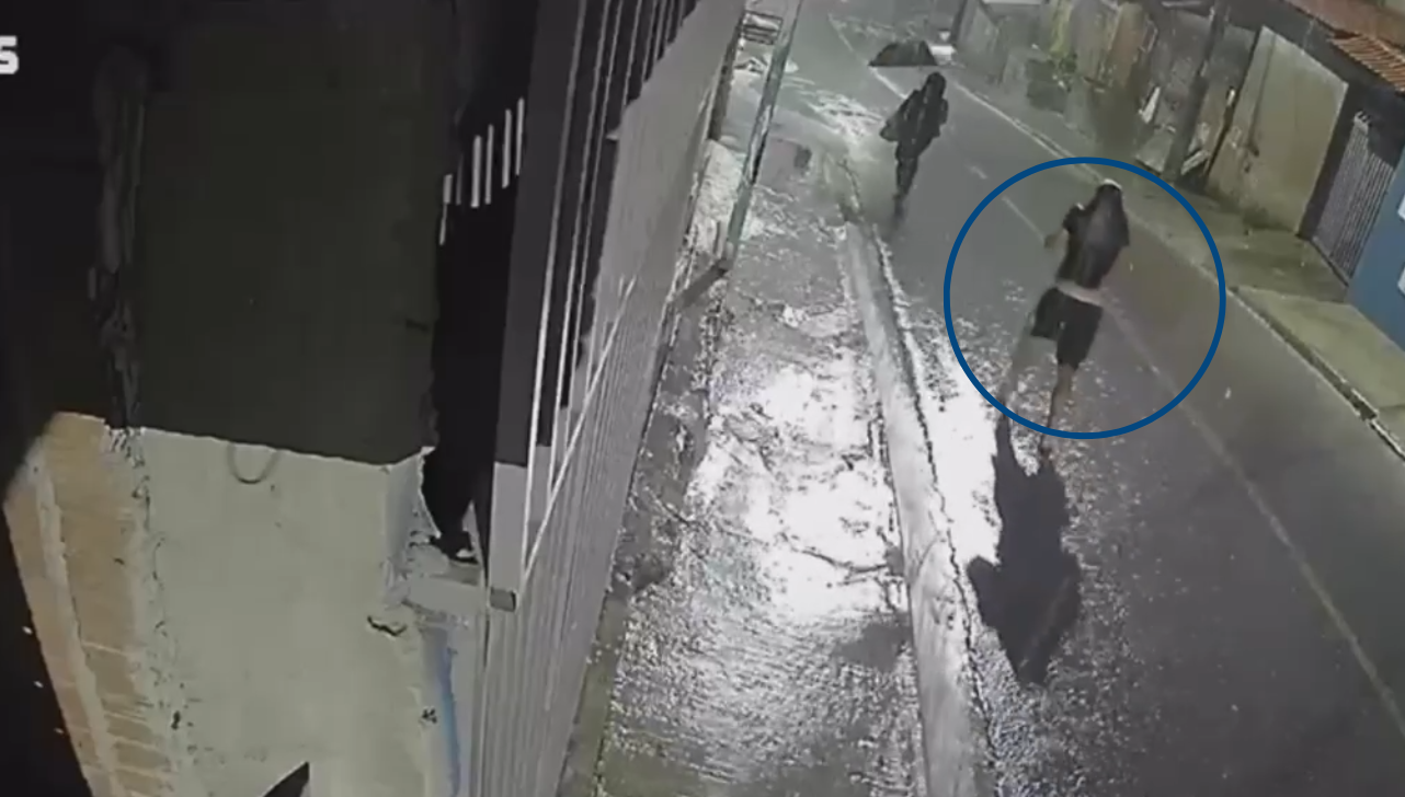 VÍDEO: desconhecido ataca mulher com mata-leão e arrasta ela para viela