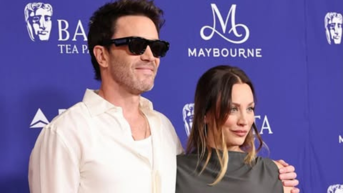 Grávida, Kaley Cuoco cai no choro após vitória de Tom Pelphrey no Emmy