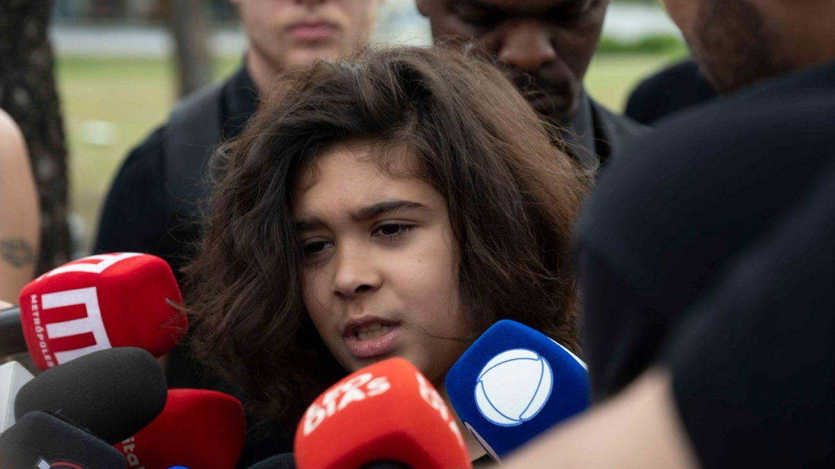 Filho de 10 anos de Bruno Avelar emociona em velório: "Sempre no coração"