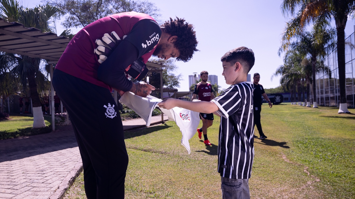 Garoto corintiano que ganhou camisa de Neymar visita o CT do Corinthians