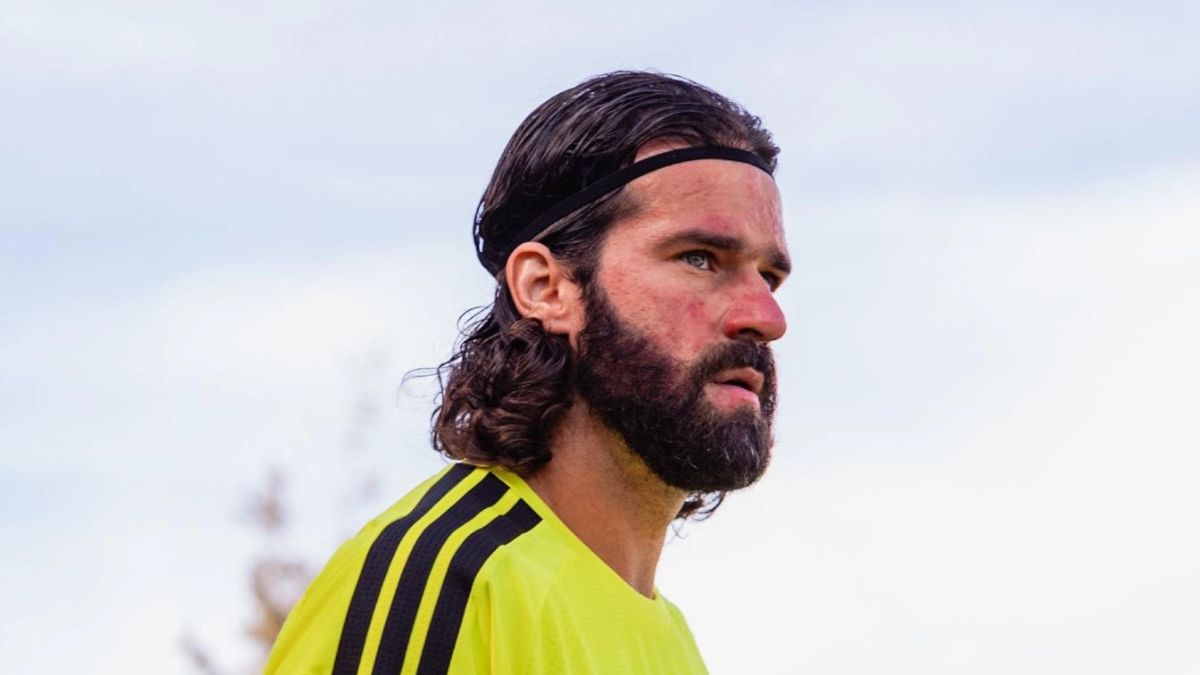 Fora da Seleção, Alisson vive momento de alta no Liverpool
