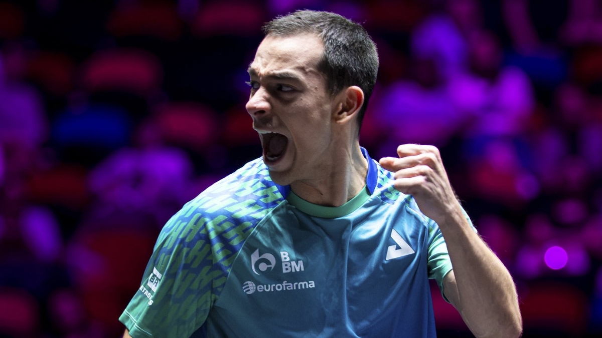 Hugo Calderano vence favorito e vai à semifinal do WTT Champions de Macau