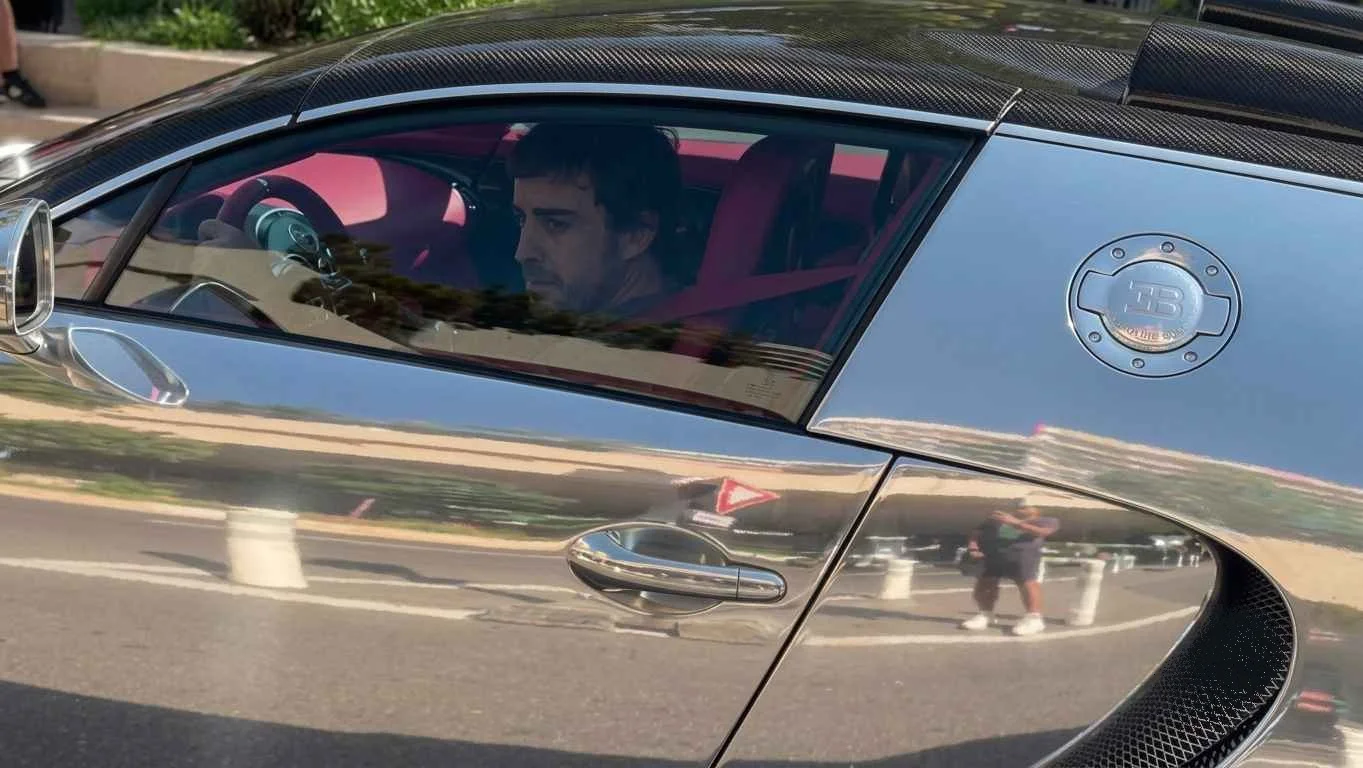 Alonso desfila em Mônaco com Bugatti Veyron de até R$ 40 milhões