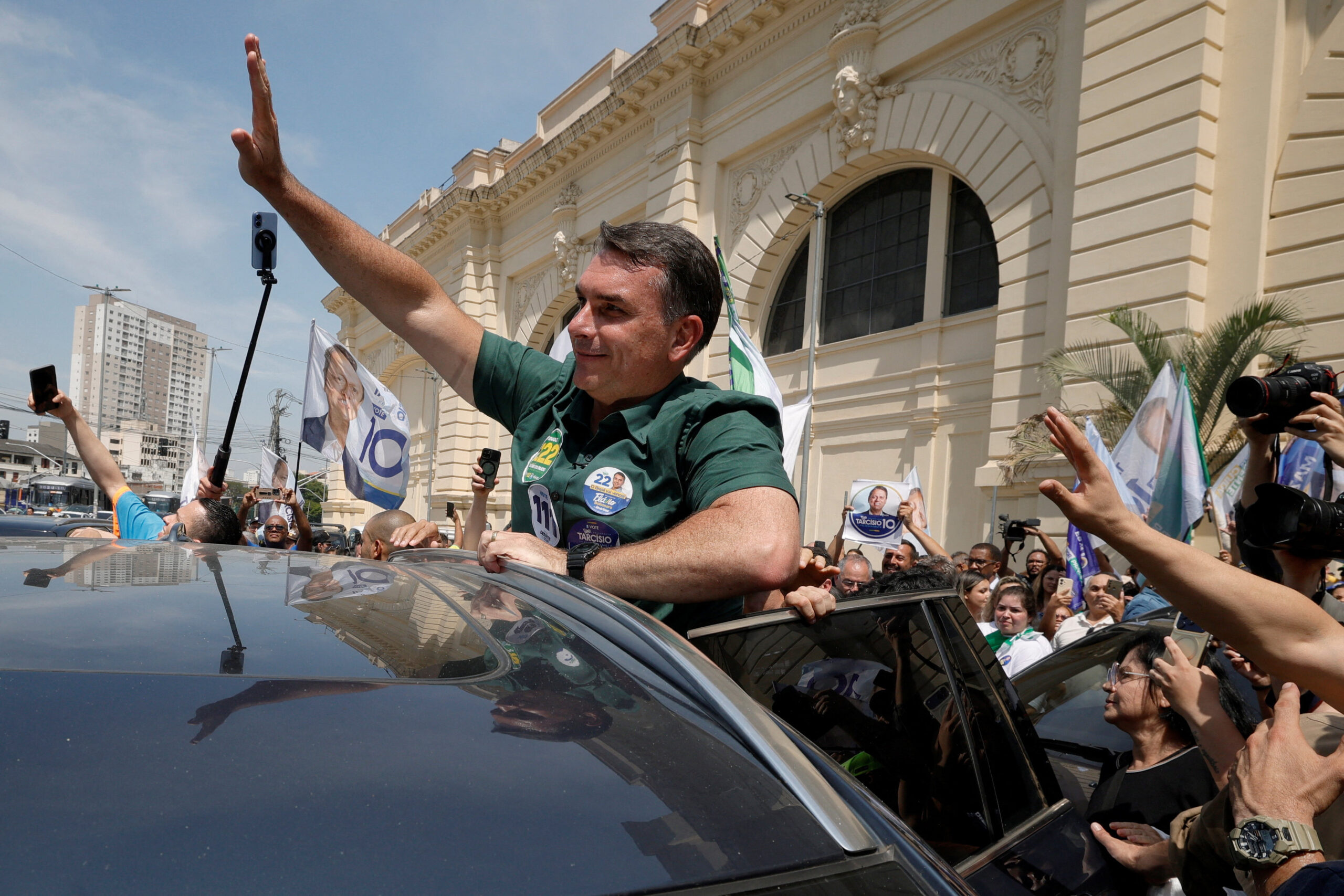 Flávio Bolsonaro luta contra escrita desafiadora